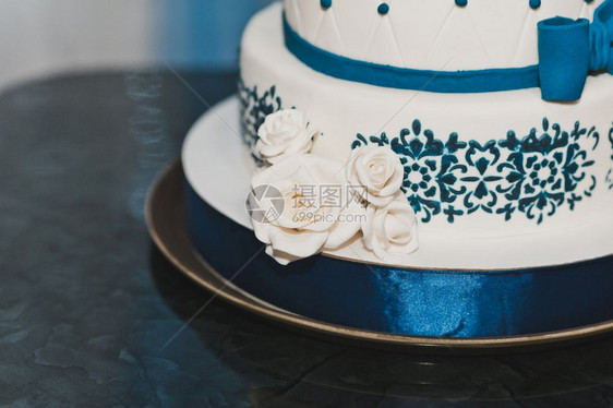 有深蓝色的蛋糕和玫瑰在768的婚礼蛋糕上装饰着蓝色的蛋糕图片