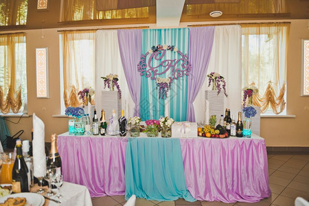 带有装饰品的节日厅由粉色和蓝节日厅7016装饰图片