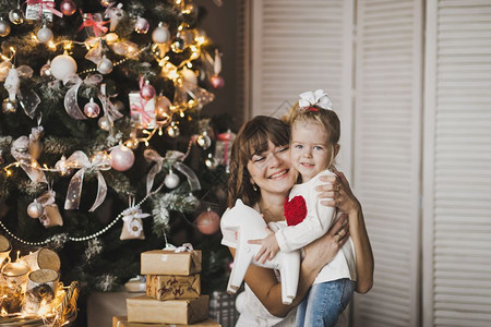 快乐的母亲和女儿在圣诞绿树7251上玩耍图片