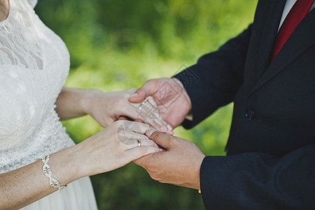 握手 俯视温柔地拥抱你的手彼此相爱人握手7689背景