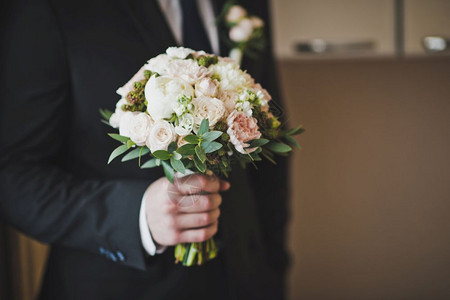 男人手里握着一束花给新娘7052图片