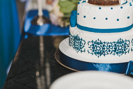 这对夫妇为客人分享了一个结婚蛋糕礼的Goodies7684分割图片