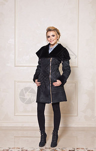 毛皮大衣和羊皮大衣的广告一个穿着天然羊皮大衣的女孩的画像7476图片