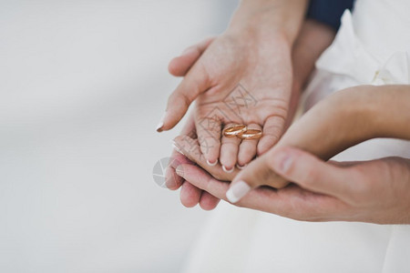 手持结婚戒指的新婚夫妇的双手新娘和新郎手牵手7702图片