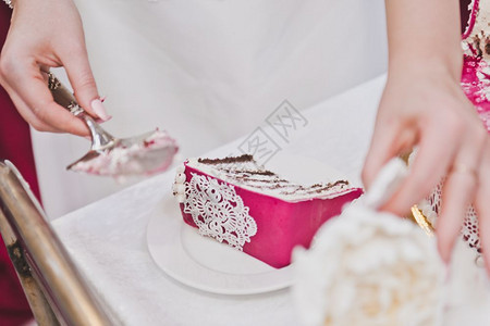新娘把古迪斯的宾客分割成婚礼蛋糕790的部分图片