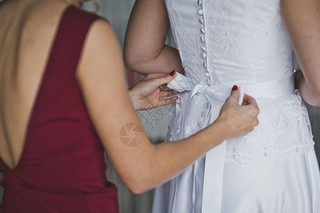 扎乔罗瓦尼亚婚纱的过程794后面的领带图片