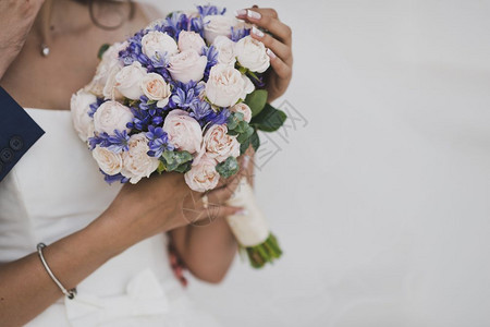 婚礼上新娘手中的一束鲜花70年庆典过程中的婚礼花束图片