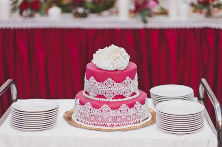 粉红色的白装饰蛋糕798桌边的婚礼蛋糕图片