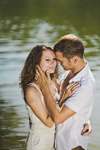 在绿湖海岸的一对年轻夫妇肖像图片