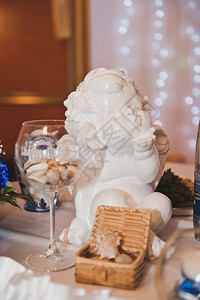 以天使的形式装饰庆祝厅的元素天使和结婚戒指在玻璃上610图片
