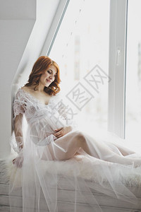 坐在窗台上户的女孩穿着白袍的漂亮女孩坐在窗台上68图片