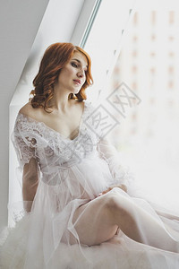 坐在窗台上户的女孩穿着白袍的漂亮女孩坐在窗台上6870图片