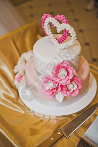 甜蛋糕装饰着粉红的心和鲜花蛋糕粉红的花和心6758图片