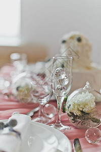香槟杯在餐桌上装饰着粉红色香槟杯在节日餐桌643上图片