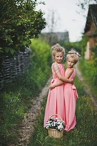 儿童肖像着618花园的粉红色裙子女友图片