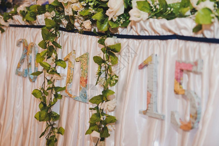 节日桌布和鲜花的装饰盛布和鲜花的节日桌617图片