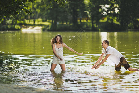 外面池塘里有男的和女喷水湖边有的趣游戏6312号湖图片素材