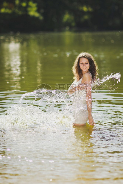湖边的水很快乐女孩在6341湖的腰部深处喷水