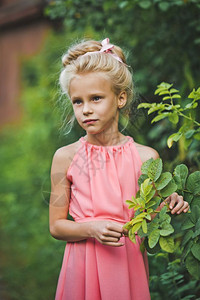 树丛里有毛发和化妆的女孩肖像绿灌木里有孩子的肖像638图片