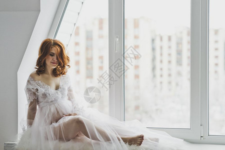 窗子背景的悬崖上女孩近距离肖像坐在明亮窗户上的女孩肖像6875图片