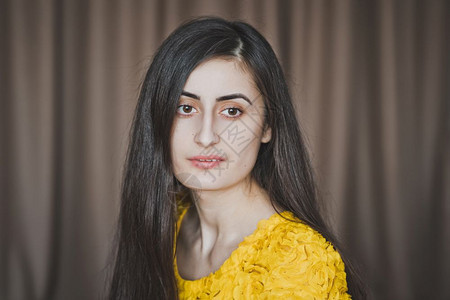 一个长发光滑的女孩肖像一个穿着黄色衬衫6257的长发女孩肖像图片