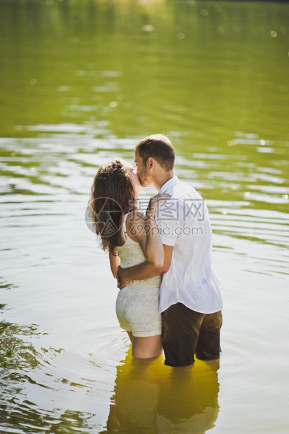 一对年轻夫妇在绿湖631海岸的肖像图片