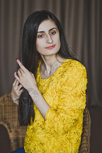 一个长头发穿黄色衬衫的女孩肖像图片