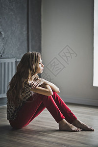 坐在地上的女孩拥抱他膝盖690图片素材