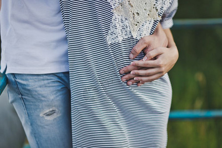 情人喝酒年轻情侣的温柔拥抱男人女孩腰部6524背景