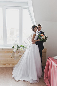新娘来到郎面前站在窗边新婚夫妇在第6487号仪式前会面图片