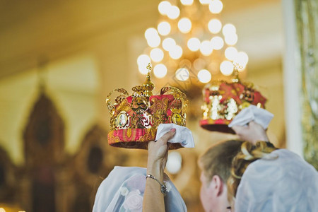 婚礼的过程皇冠的婚礼凌驾于新6520人的头上图片