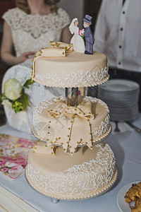 婚礼的三层蛋糕657桌的婚礼蛋糕图片