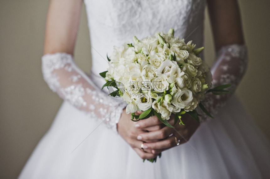 新娘拿着一束花白玫瑰放在新娘5162手中图片