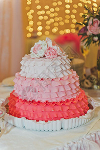 三个颜色的婚礼蛋糕一个大三层的婚礼蛋糕574图片