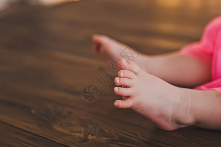 赤脚孩子从裙下面偷窥婴儿脚在木制地板上5381图片