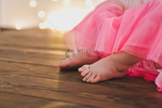 婴儿脚在木制地板上图片