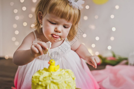 小公主在吃甜食给孩子的节日甜食5417图片