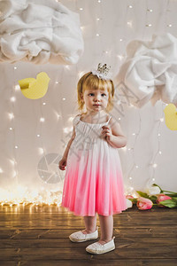 孩子戴着皇冠和粉红色的裙子小公主身着灯光和云彩536图片