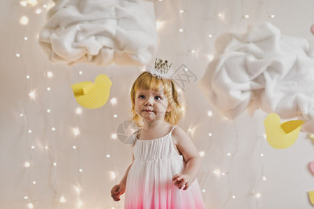 孩子戴着皇冠和粉红色的裙子小公主身处灯光和云彩的538图片