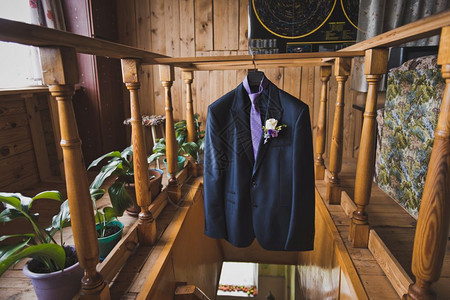 男子结婚礼服挂在衣架5617上图片