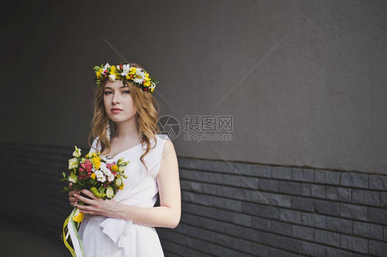 带着鲜花和花环的女孩5894间房屋间通道背景上的美丽女孩肖像图片