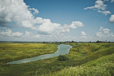 流经田野的潮水夏季512号田地风景背景图片