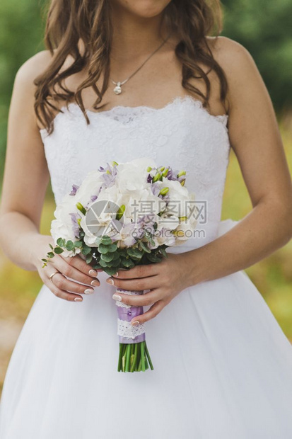 新娘手里拿着一束花新娘拿着一束白色的花5497图片