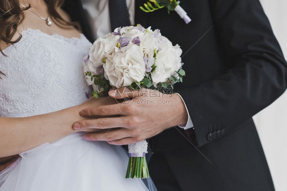 新娘手里有一束花新娘拿着一束白色花50图片