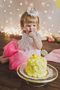 小公主在吃她的第一个蛋糕孩子在庆祝5386的一岁生日图片