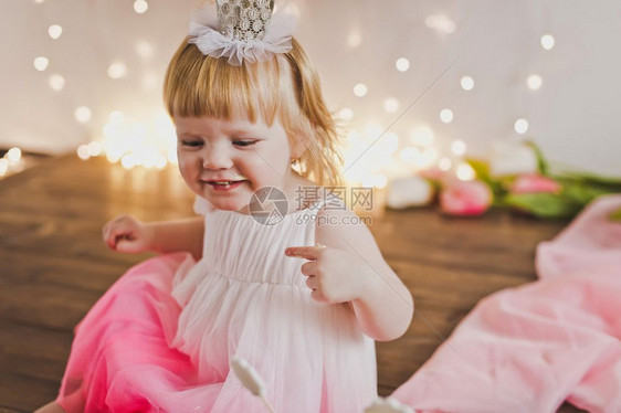 小公主在吃她的第一个蛋糕孩子在庆祝538的一岁生日图片
