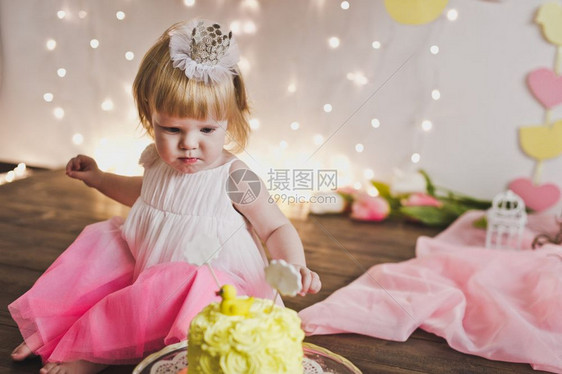 小女孩坐在甜蛋糕前小孩庆祝第一个生日537图片