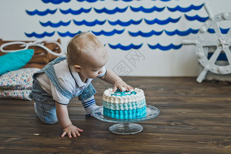 孩子用手吃蛋糕孩子用手吃蛋糕563背景图片