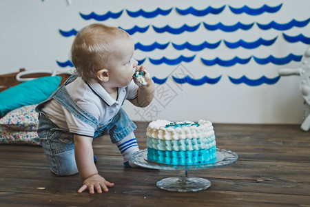 孩子用手吃蛋糕孩子用手吃蛋糕564图片