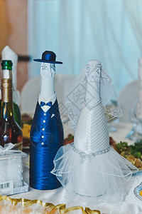 酒瓶在桌子上装饰的香槟酒5190图片